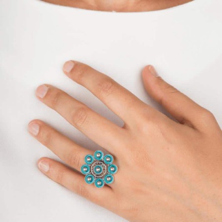 Anillo Botón Charro de plata de primera de ley con esmalte turquesa. En modelo.