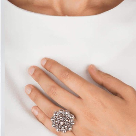 Anillo Botón Charro de plata de primera ley. Aro abierto. Muestra en modelo.