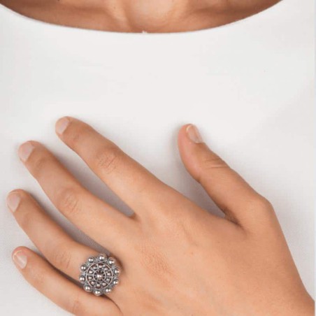 Anillo Botón Charro de plata de primera ley. Mediano. Muestra en modelo.