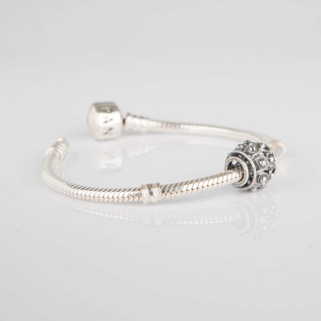 Charm Boton Charro de filigrana en plata de ley para la pulsera de Pandora o similares. Muestra en pulsera Pandora.