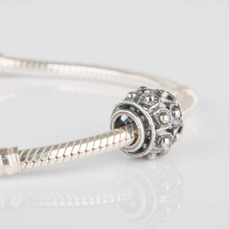 Charm Boton Charro de filigrana en plata de ley para la pulsera de Pandora o similares. Muestra en detalle pulsera Pandora.