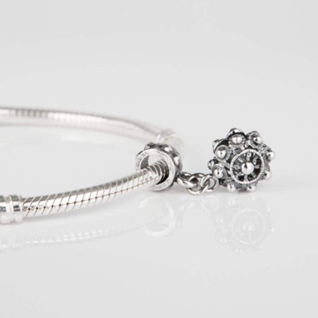 Charm Boton Charro con colgante en plata de ley para la pulsera de Pandora o similares. Muestra en pulsera Pandora, detalle.