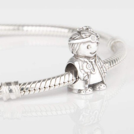 Charm profesión Médica en plata de ley para la pulsera de Pandora o similares. Detalle en pulsera pandora.