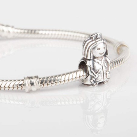 Charm profesión Enfermera en plata de ley para la pulsera de Pandora o similares. Frontal. Muestra en pulsera pandora, detalle.