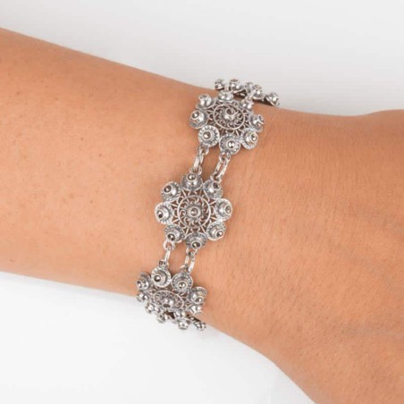 Pulsera de plata de primera ley de doble cadena con Botones Charros grandes con marcasitas. Muestra colocada en muñeca.