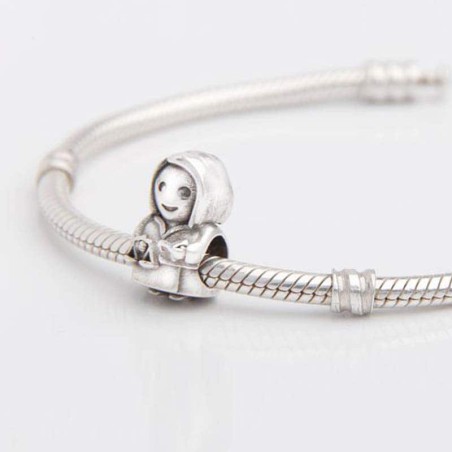 Charm Abagada en plata de ley para la pulsera de Pandora o similares. Muestra en pulsera, detalle.