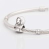 Charm Abagada en plata de ley para la pulsera de Pandora o similares. Muestra en pulsera, detalle.