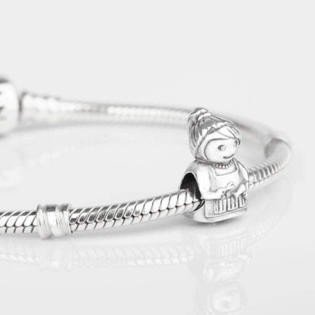 Charm Peluquera en plata de ley para la pulsera de Pandora o similares. Frontal. Detalle en pulsera.