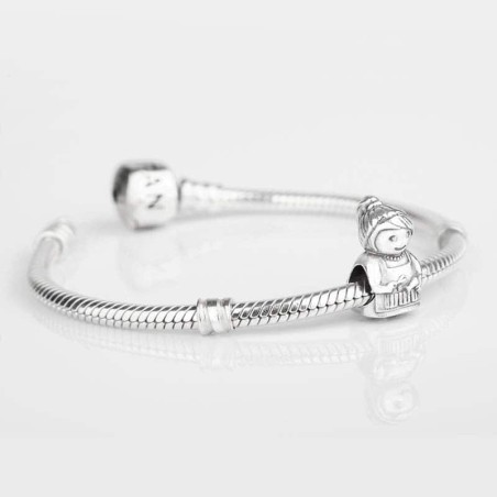 Charm Peluquera en plata de ley para la pulsera de Pandora o similares. Frontal. Pulsera con charm, entera.