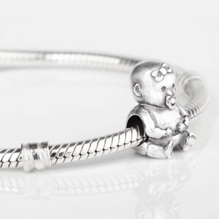 Charm Niña en plata de ley para la pulsera de Pandora o similares. Frente. Detalle en pulsera.