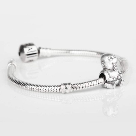 Charm Niña en plata de ley para la pulsera de Pandora o similares. Frente. Pulsera con charm.