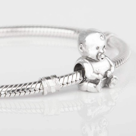 Charm Niño en plata de ley para la pulsera de Pandora o similares. Detalle en pulsera.