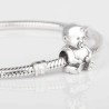 Charm Niño en plata de ley para la pulsera de Pandora o similares. Detalle en pulsera.