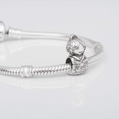 Charm de La Fallera en plata de ley para la pulsera de Pandora o similares. Detalle en pulsera.