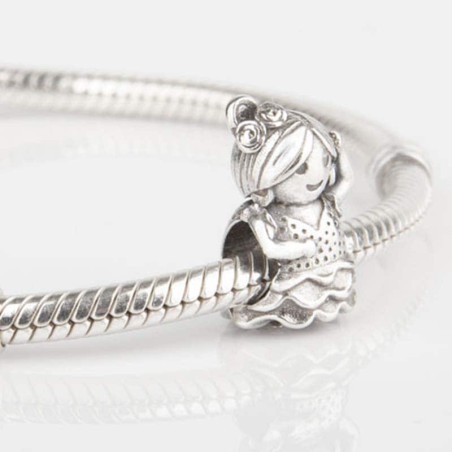 Charm de La Flamenca en plata de ley para la pulsera de Pandora o similares. Detalle en pulsera.