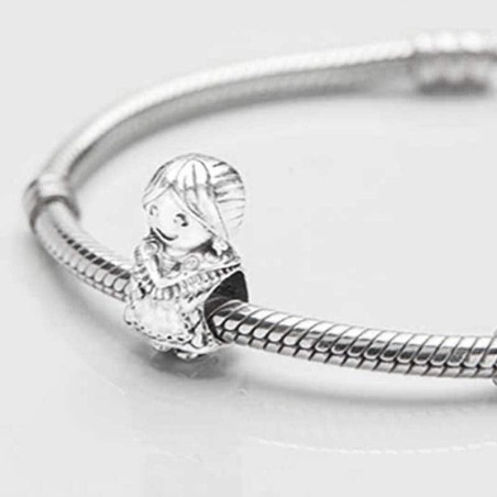 Charm Maña en plata de ley para la pulsera de Pandora o similares. Frontal. Detalle charm en la pulsera.
