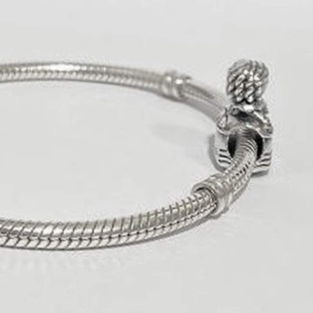 Charm de La Menina en plata de ley para la pulsera de Pandora o similares. Detalle en pulsera.