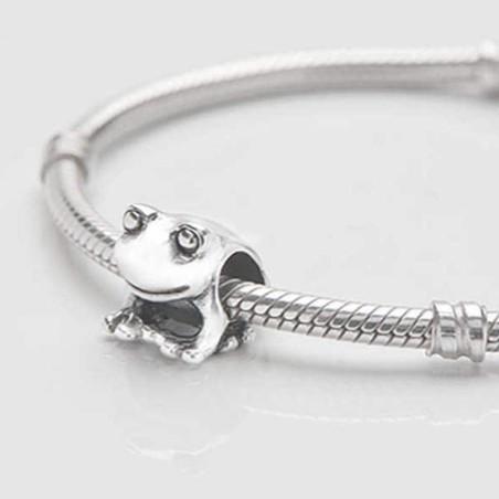 Charm Rana en plata de ley para la pulsera de Pandora o similares. Detalle en pulsera.