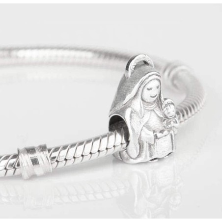 Charm Sta. Ana de Néfele en plata de ley para la pulsera de Pandora o similares. Detalle en pulsera.