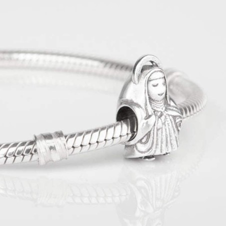 Charm Sta. Teresa en plata de ley para la pulsera de Pandora o similares. Detalle en pulsera.