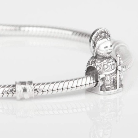 Charm Santiago Apostol en plata de ley para la pulsera de Pandora o similares. Detalle en pulsera.