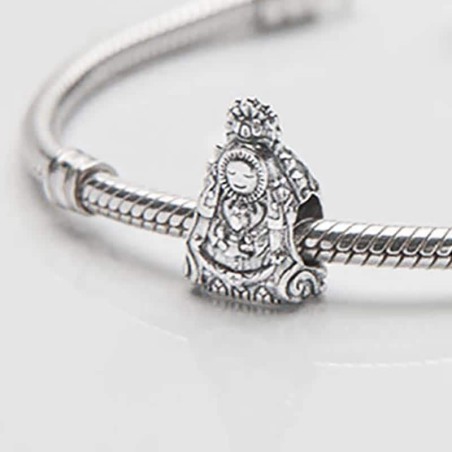 Charm de la Virgencita Macarena en plata de ley para la pulsera de Pandora o similares. Detalle en pulsera.