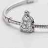 Charm de la Virgencita Macarena en plata de ley para la pulsera de Pandora o similares. Detalle en pulsera.