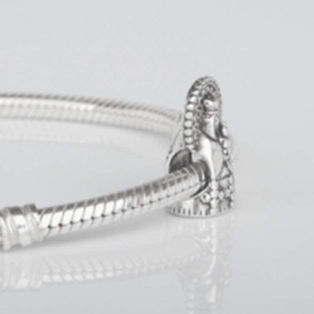 Charm Virgencita del Pilar en plata de ley para la pulsera de Pandora o similares. Detalle en pulsera.