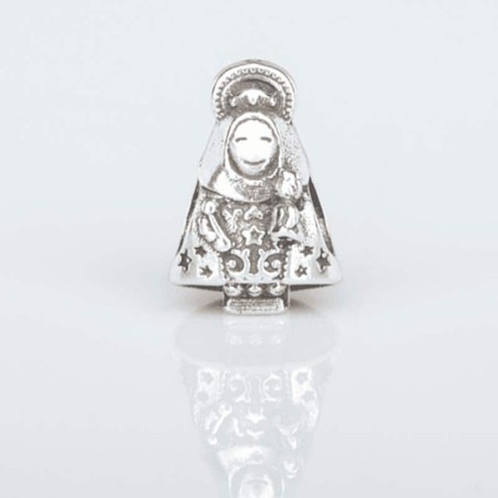 Charm Virgencita de Covadonga en plata de ley para la pulsera de Pandora o similares. Vista frontal.