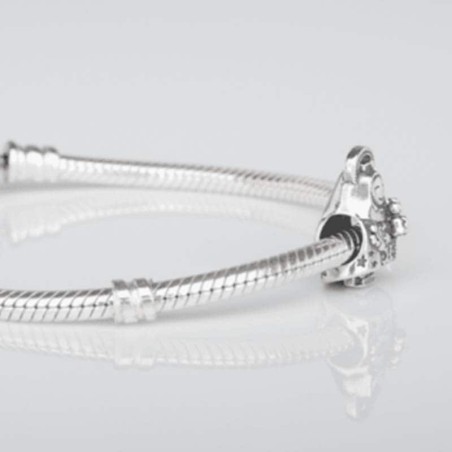Charm Virgencita de Covadonga en plata de ley para la pulsera de Pandora o similares. Detalle en pulsera.