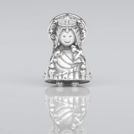 Charm Virgencita de los Desamparados "La Geperudeta" en plata de ley para la pulsera de Pandora o similares. Vista Frontal.