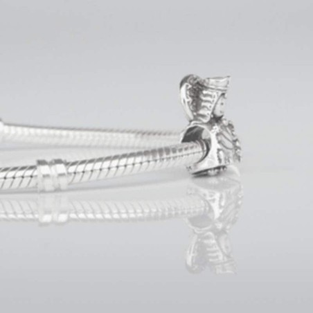 Charm Virgencita de los Desamparados "La Geperudeta" en plata de ley para la pulsera de Pandora o similares. Detalle en pulsera.