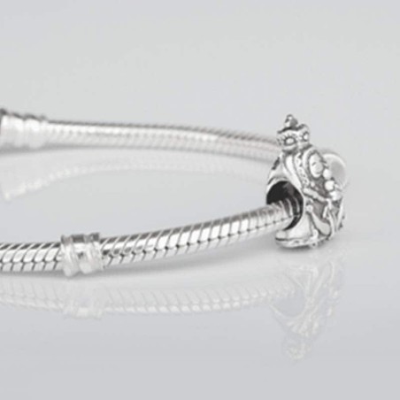 Charm Virgencita de la Cabeza en plata de ley para la pulsera de Pandora o similares. Detalle en pulsera.