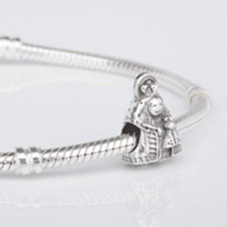 Charm de la Virgencita de Guadalupe en plata de ley para la pulsera de Pandora o similares. Detalle en pulsera.