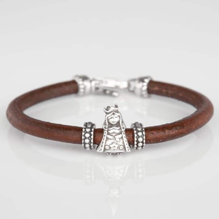 Pulsera de cuero marrón con cierre mosquetón con charm de virgencita de la Esperanza en plata de primera ley. Muestra principal.