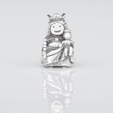 Charm de la Virgencita María Auxiliadora en plata de ley para la pulsera de Pandora o similares. Vista frontal.