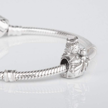 Charm de la Virgencita María Auxiliadora en plata de ley para la pulsera de Pandora o similares. Detalle en pulsera.