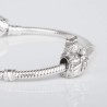 Charm de la Virgencita María Auxiliadora en plata de ley para la pulsera de Pandora o similares. Detalle en pulsera.
