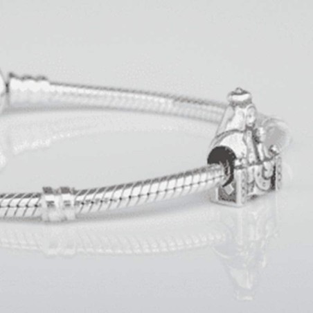 Charm Virgencita de la Vega en plata de ley para la pulsera de Pandora o similares. Detalle en pulsera.