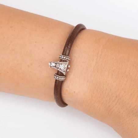 Pulsera de cuero marrón con cierre mosquetón con charm de virgencita de la Esperanza en plata de primera ley. Muestra en muñeca.