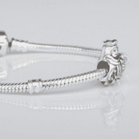 Charm Virgencita del Carmen en plata de ley para la pulsera de Pandora o similares. Detalle en pulsera.