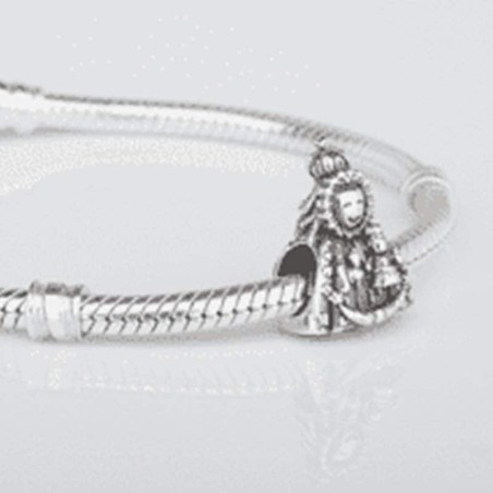 Charm de la Virgencita Fuensanta en plata de ley para la pulsera de Pandora o similares. Detalle en pulsera.