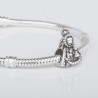 Charm de la Virgencita Fuensanta en plata de ley para la pulsera de Pandora o similares. Detalle en pulsera.