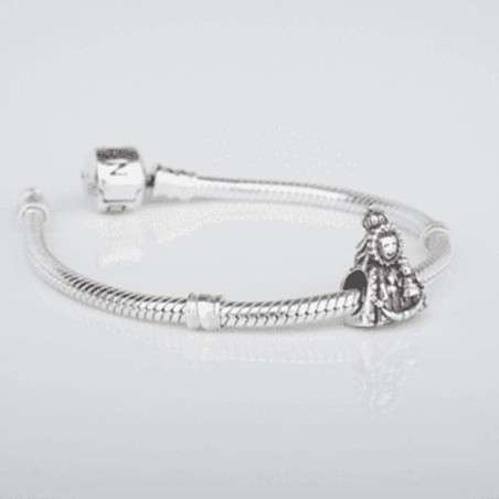 Charm de la Virgencita Fuensanta en plata de ley para la pulsera de Pandora o similares. Pulsera con charm.