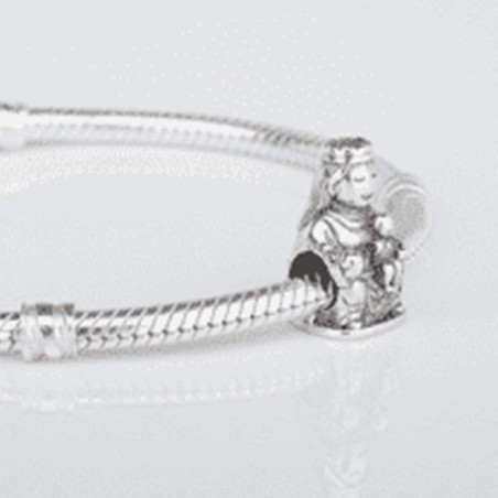 Charm de la Virgencita Arantzazu en plata de ley para la pulsera de Pandora o similares. Vista frontal. Detalle en pulsera.