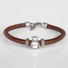 Pulsera cuero marrón  con cierre mosquetón, con charm de Virgencita de la Milagrosa en plata de ley. Muestra principal.