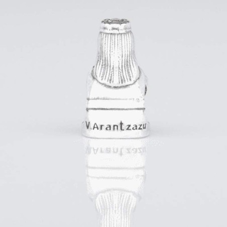 Charm de la Virgencita Arantzazu de Néfele en plata de ley para la pulsera de Pandora o similares. Vista trasera.