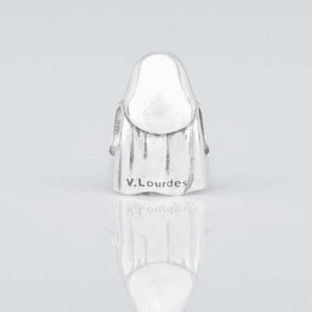 Charm de la Virgencita de Lourdes creada por plata de ley para la pulsera de Pandora o similares. Vista trasera.