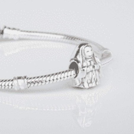 Charm de la Virgencita de Lourdes creada por plata de ley para la pulsera de Pandora o similares. Detalle en pulsera.