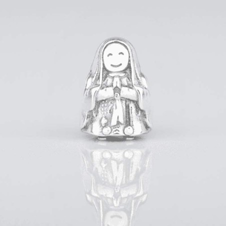 Charm de la Virgencita de Lourdes creada por plata de ley para la pulsera de Pandora o similares. Vista frontal.